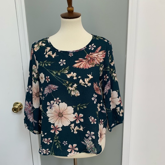 Renee C. Tops - Beautiful green floral blouse, perfect for Fall.